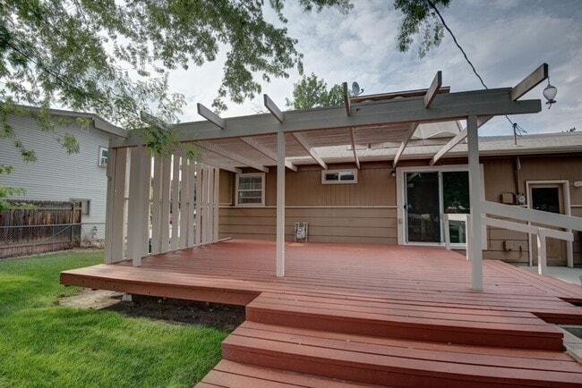 Building Photo - 4 Bedroom 2 Bathroom Located on the Boise Bench (Available for a 6 month lease).