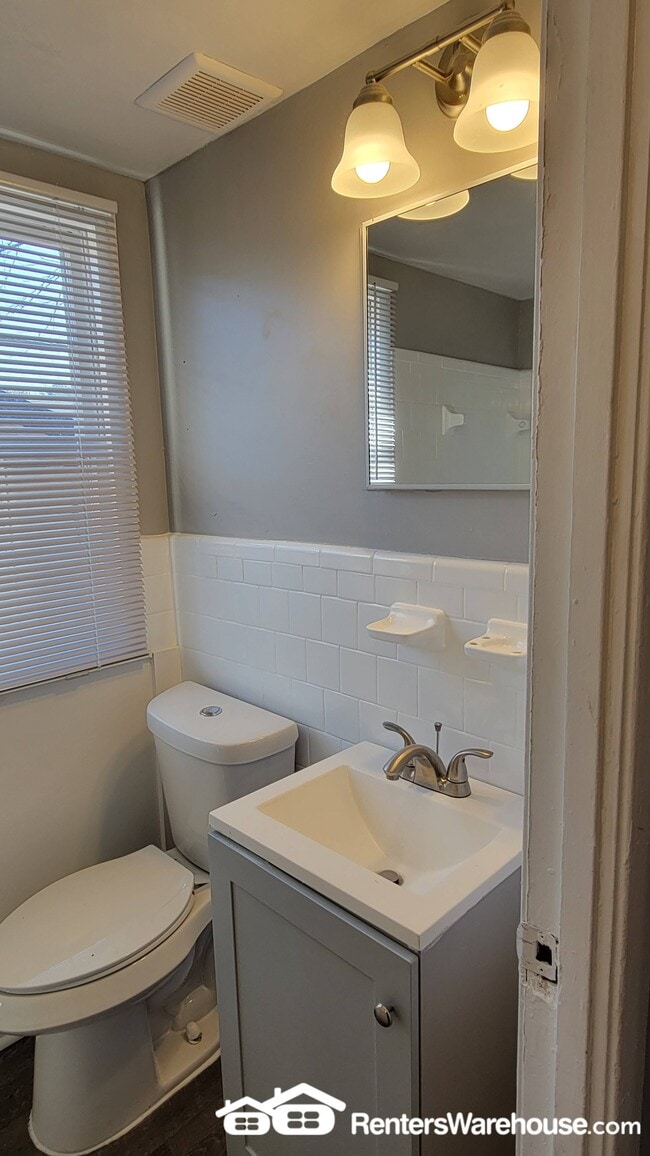 Building Photo - 131 Oak Dr SW