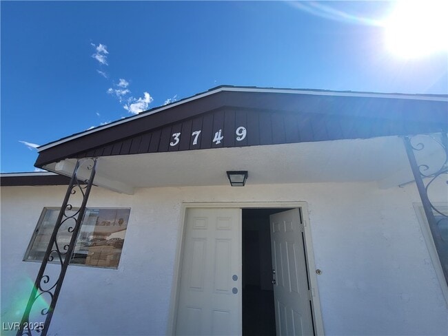 Primary Photo - 3749 Ponderosa St
