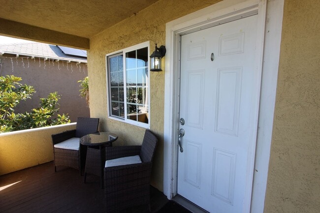 Building Photo - Beautiful 2 bedroom 1.5 bathroom available for rent now