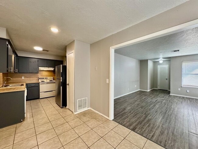 Building Photo - 143 Barrett Pl