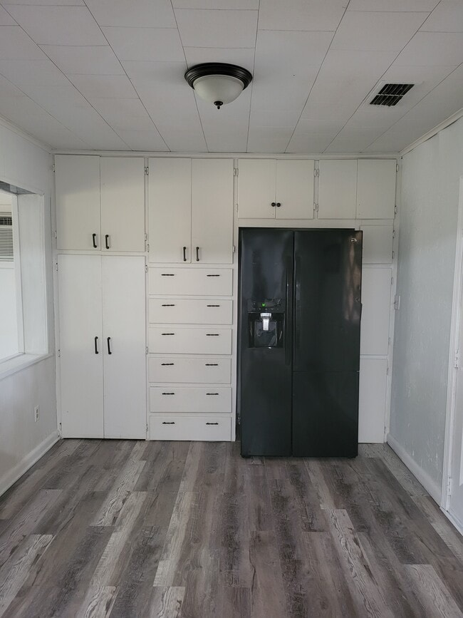 Building Photo - 375 N Austin St