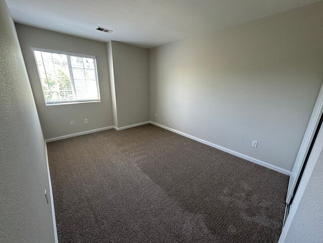 Building Photo - Beautiful 3 Bedroom, 2.5 Bath Antioch Home