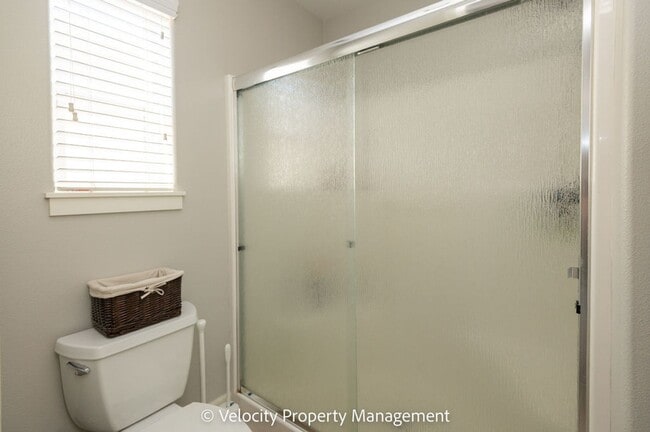 Building Photo - Beautifully Maintained Single Level Home with AC!