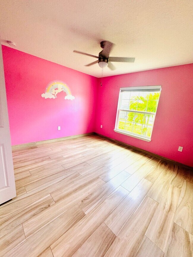 Building Photo - Beautiful 4-Bed, 2-Bath Home in a Prime Location!