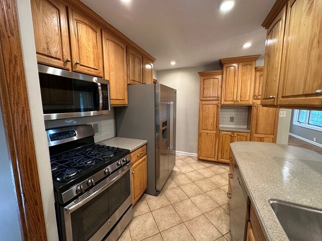 Building Photo - 5990 Edgehill Dr