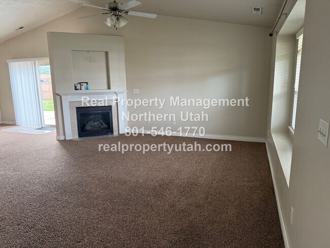 Building Photo - 3 Bedroom 2 Bath Home Now Available!