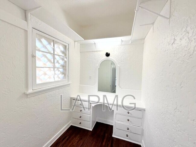 Building Photo - 7733 Hampton Ave