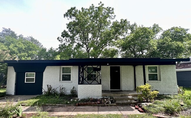 Building Photo - 2811 Tisinger Ave