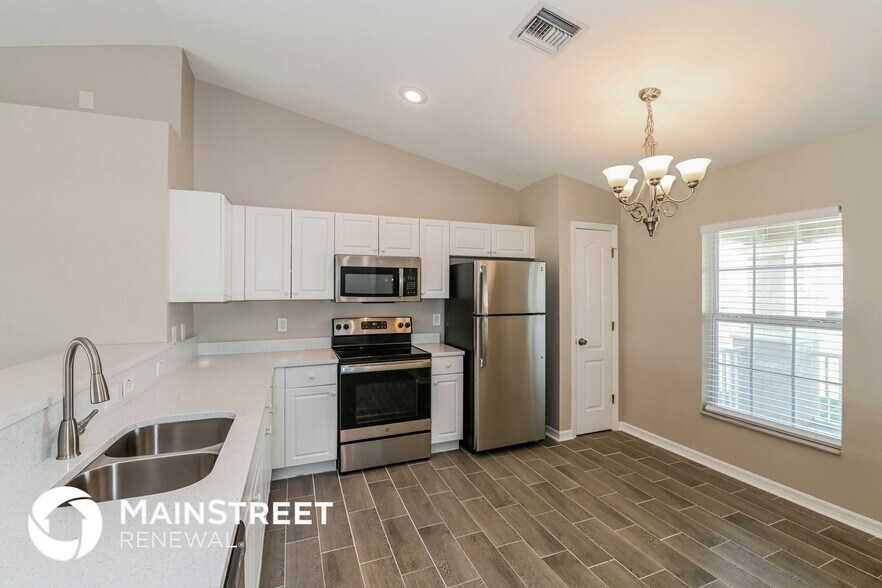 Building Photo - 631 NE 1st Pl