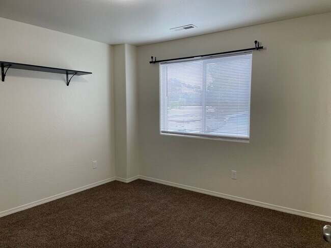 Building Photo - ***** Move in Special $400 off Fisrt Month...