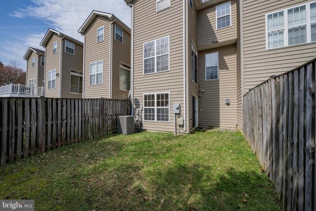 Building Photo - 735 Parev Way