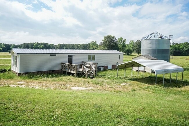 Building Photo - 2 Bed/2 Bath with Plenty of Space!