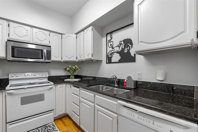 Building Photo - 3208 Cole Ave