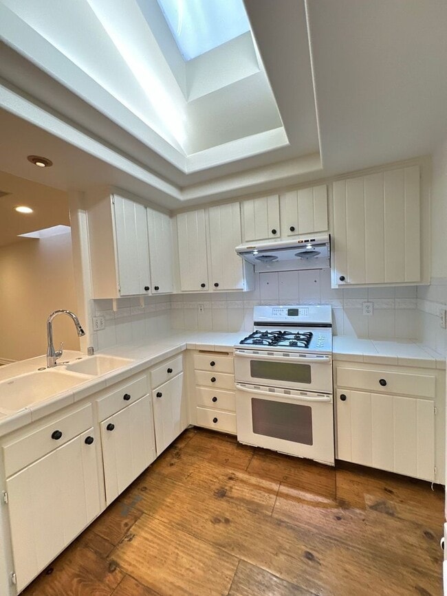 Building Photo - 3 Bedroom Irvine Home - Large Master Suite w/ Wood Floors - Beautiful!!!!!