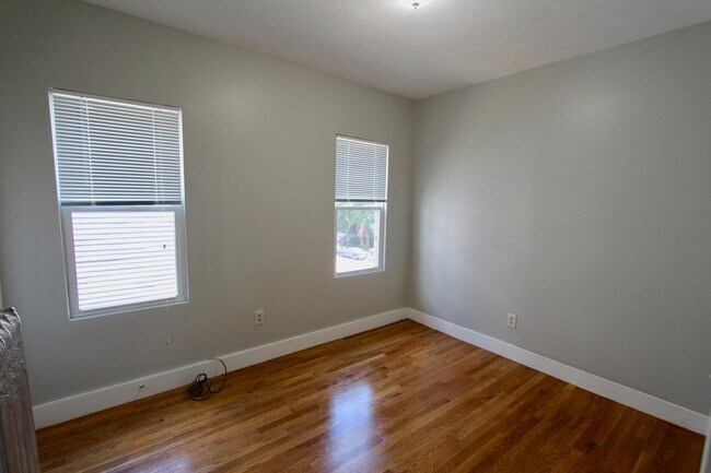 Building Photo - 109 Pleasant St