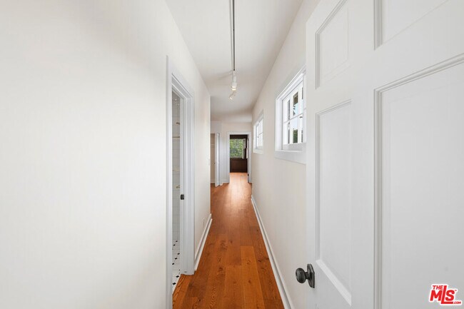 Building Photo - 10309 La Grange Ave