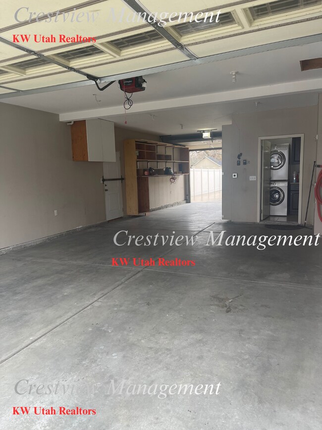 Building Photo - Charming 3 Bed, 2 Bath Home in South Salt Lake!