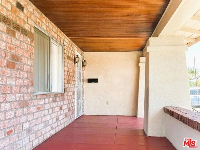 Building Photo - 755 N Kenmore Ave