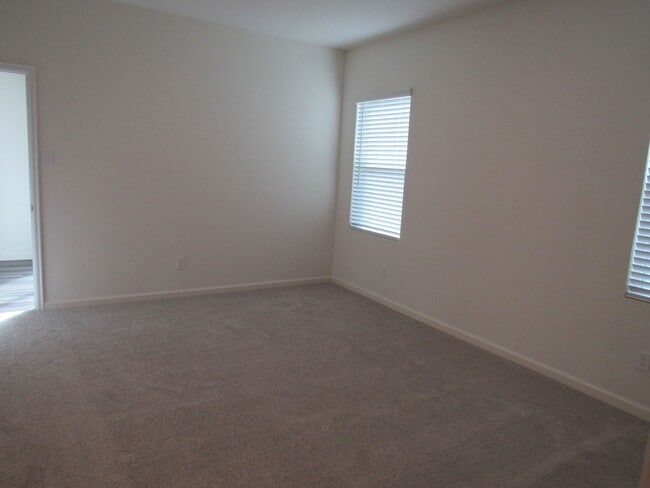 Building Photo - 2300 Plantation Dr