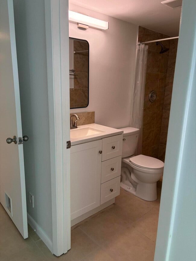 Building Photo - 13811 Oneida Dr