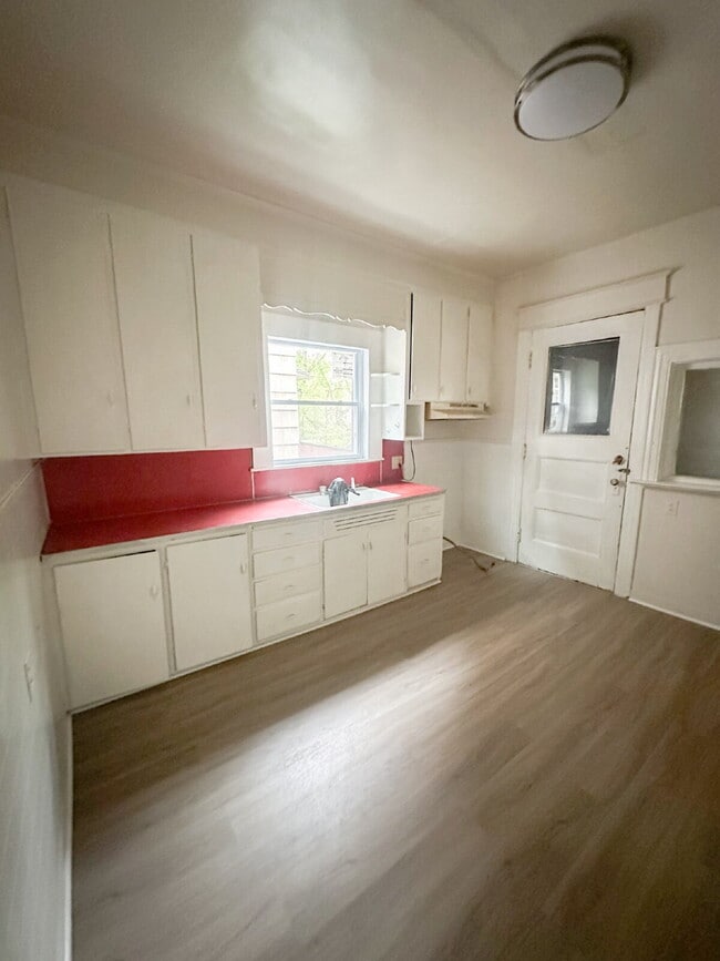 Building Photo - Spacious 1-Bedroom Apartment – $1,050/Month