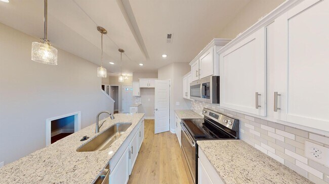 Building Photo - 3 bedrooms almost brand new house