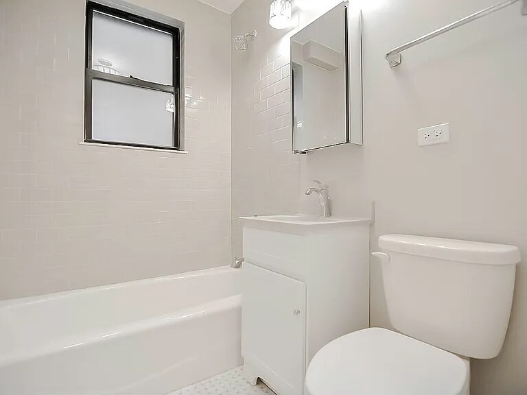Building Photo - 827 W Lakeside Pl