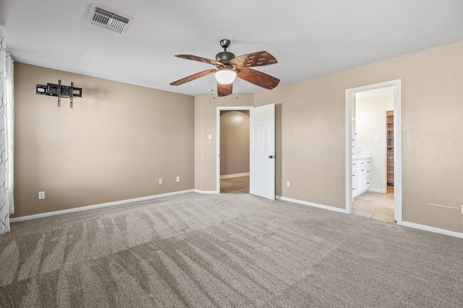 Building Photo - 5817 Vineyard Hill Dr