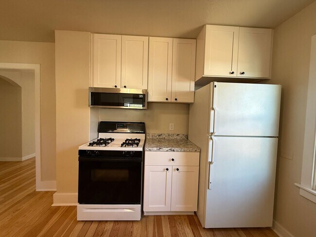 Building Photo - Cute two bedroom cottage in central Ashland Location | Available Now