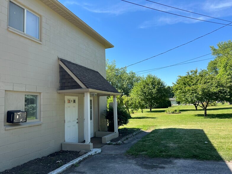 Building Photo - 3713 S Maple Ln
