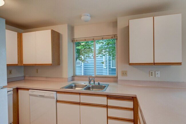 Building Photo - 2-Bedroom 1st Floor Park Place Condo - Wat...