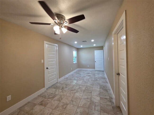 Building Photo - 2306 19th Ave N