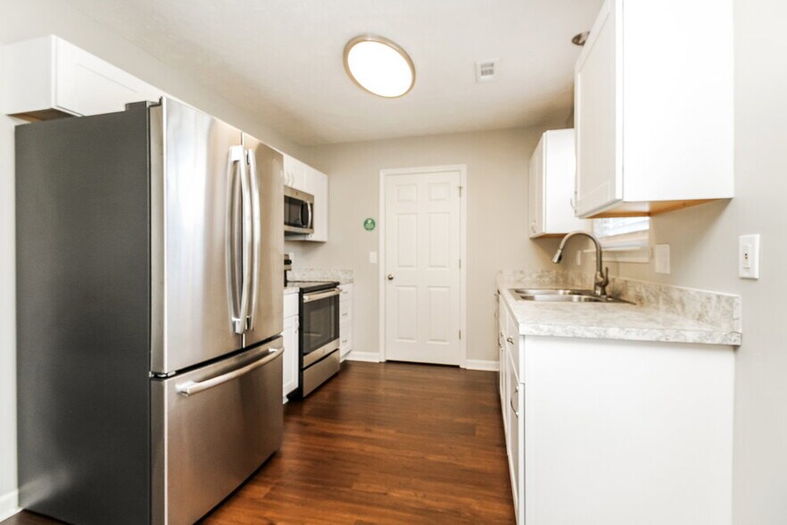 Building Photo - 1980 Old Castle Dr