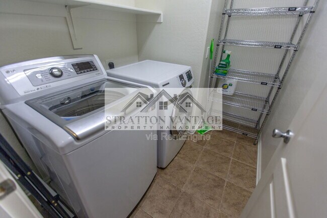 Building Photo - 928 S Hawk Ln