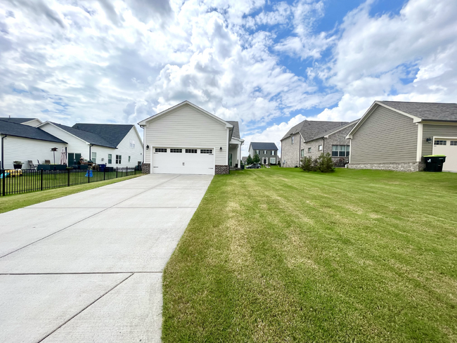 Building Photo - "Charming 3-Bed, 3-Bath Retreat on Ravensd...