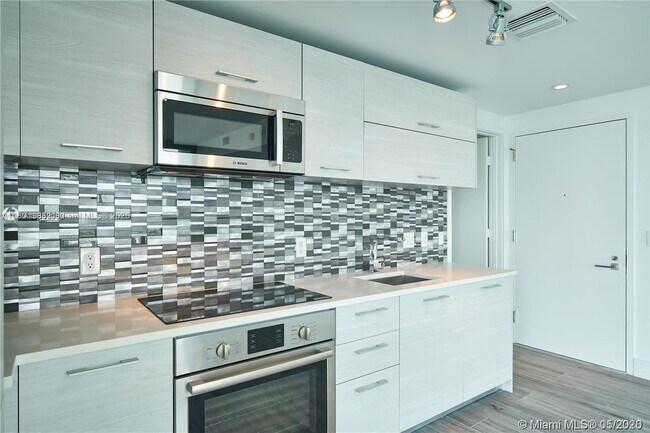 Building Photo - 650 NE 32nd St