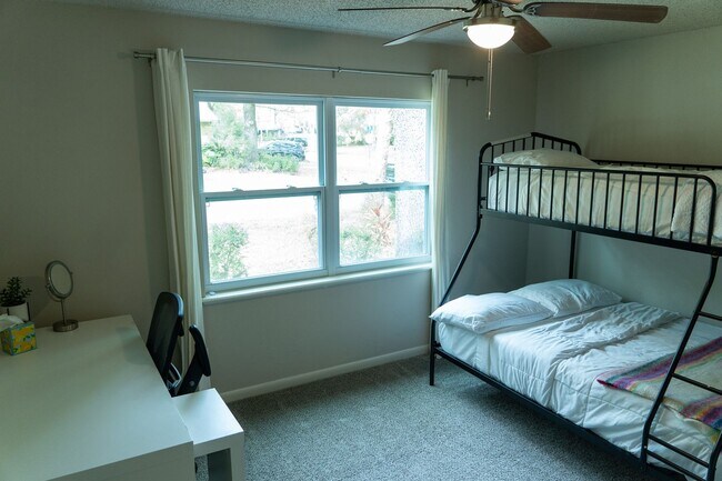 Building Photo - Furnished 3/2 with Garage on Beautiful Lot...