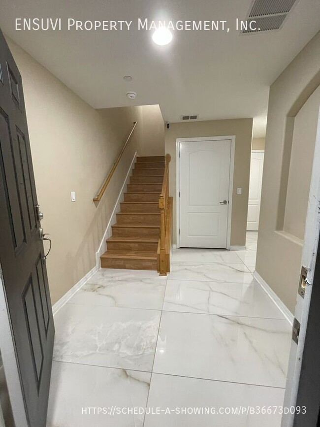 Building Photo - Beautiful 4 bedroom 3 bath Townhome in the...