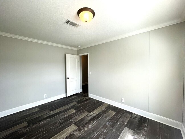 Building Photo - 36116 Plum Ave