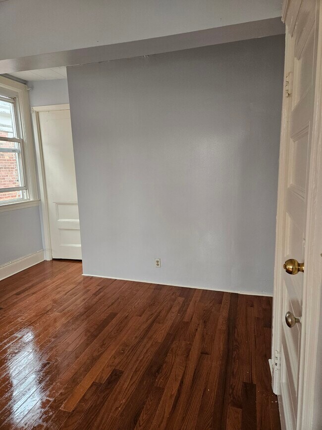 Building Photo - 3021 Clarendon Rd