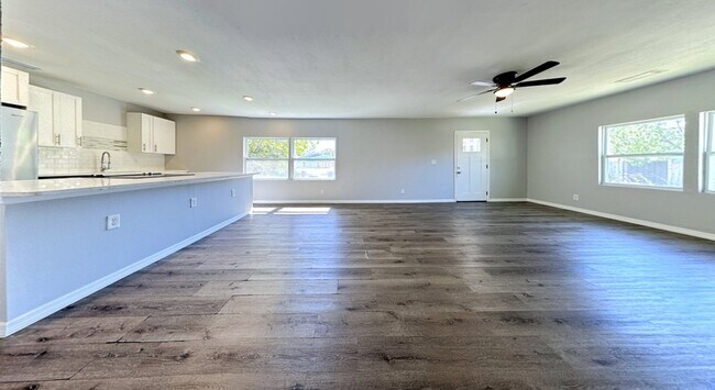 Building Photo - 3841 16th Ave S