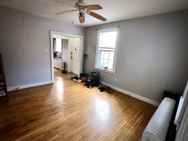 Building Photo - 8/1 Fantastic Location. Fenced Yard. 4 bed 2 bath. Porch. Hardwood. Close to CMU