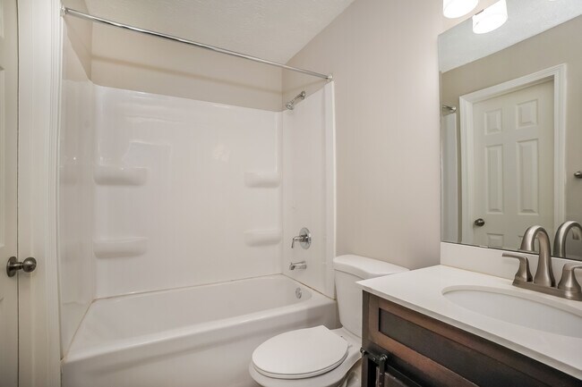 Building Photo - 711 Shady Creek Dr