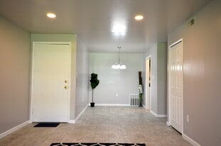 Building Photo - 563 Wilson Bridge Dr