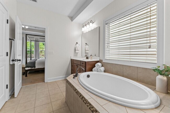 Building Photo - Gorgeous 3 Bedroom Townhome w/ Premium Fin...