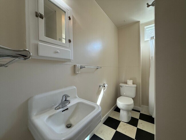 Building Photo - Cute two bedroom cottage in central Ashland Location | Available Now