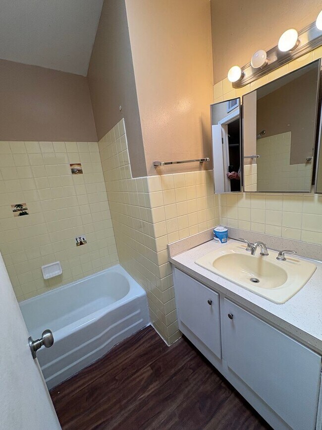 Building Photo - 3 Bedrooms 2 Bath Eastside Rental