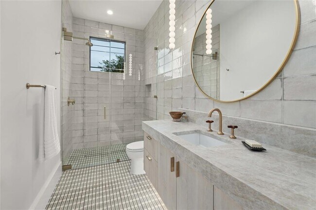 Building Photo - 2401 Oakhaven Cir