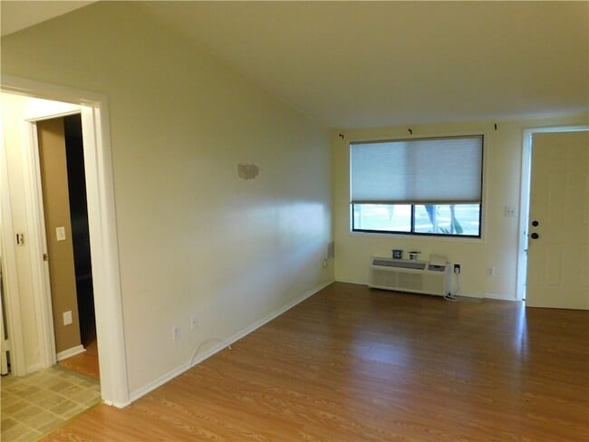 Building Photo - 543 7th Pl